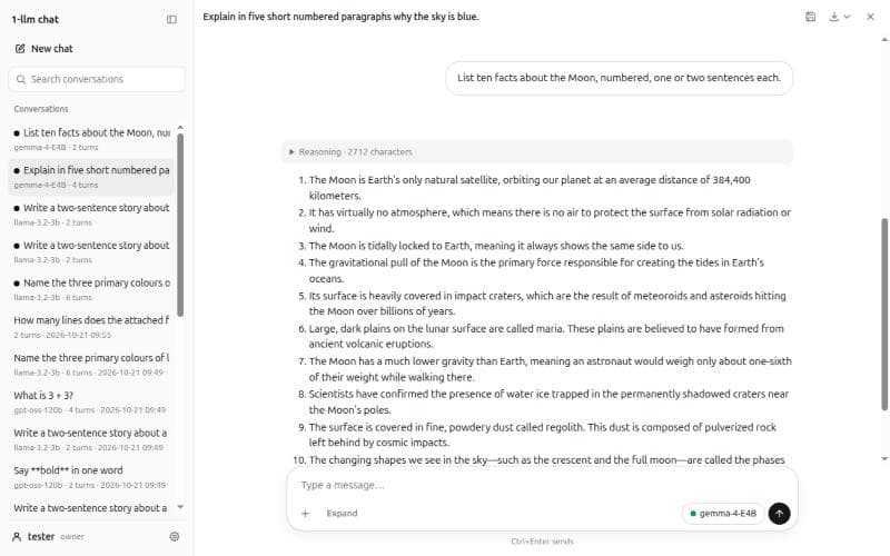 The same web chat in its light theme, with the same conversation list, the same answer and the same message box.